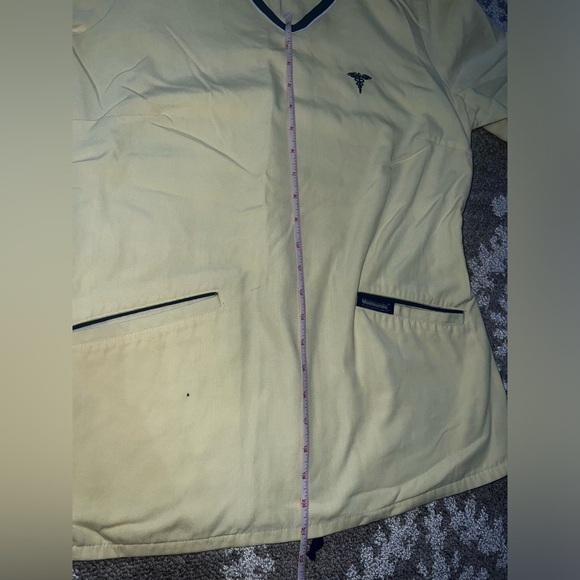 ⭐️Metroscrubs, yellow scrub shirt guessing size XS-Small⭐️Used Condition⭐️ - Picture 4 of 14